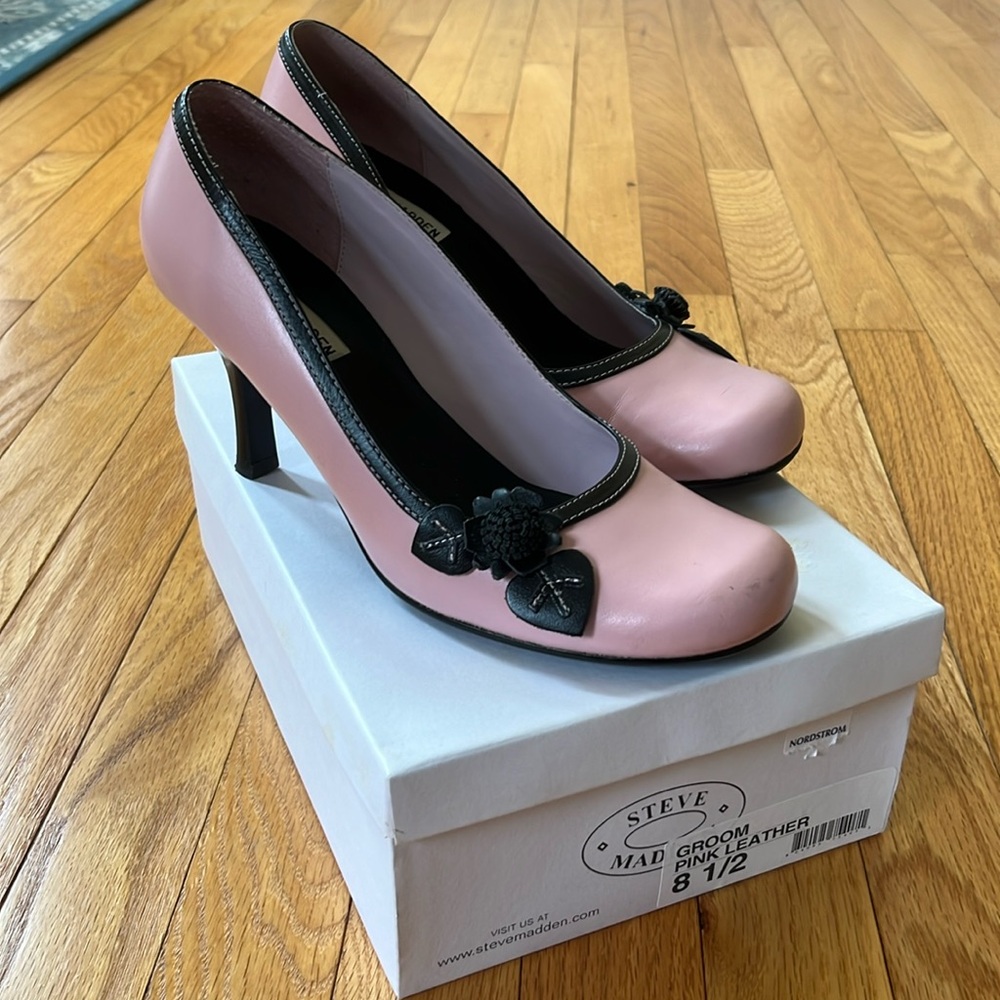 Vintage Steve Madden Pink/black trim and rosette pumps, Size 8 1/2.